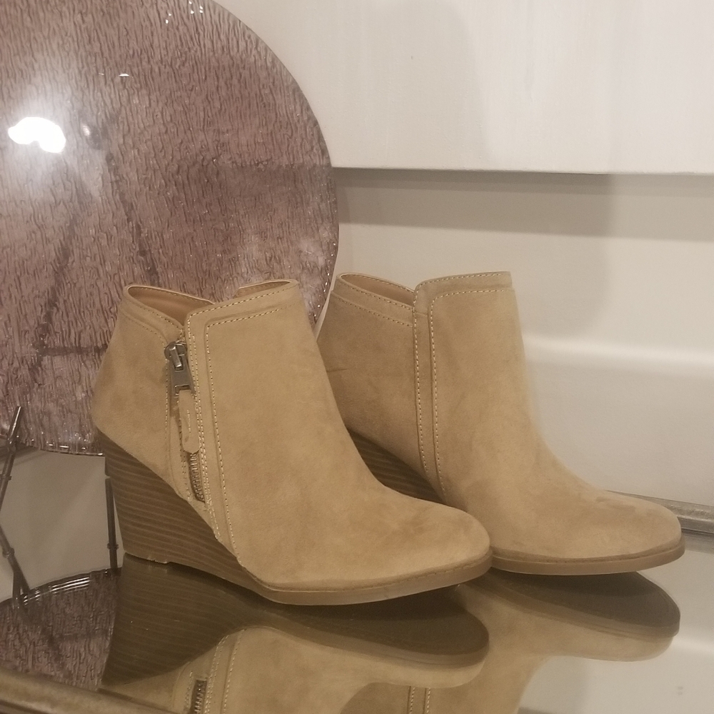 Tan Micro Suede Booties. (Broken zipper)
